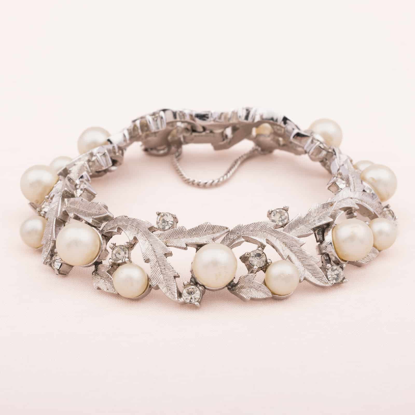 Trifari-silberfarbenes-Armband-mit-Perlen-und-Strass