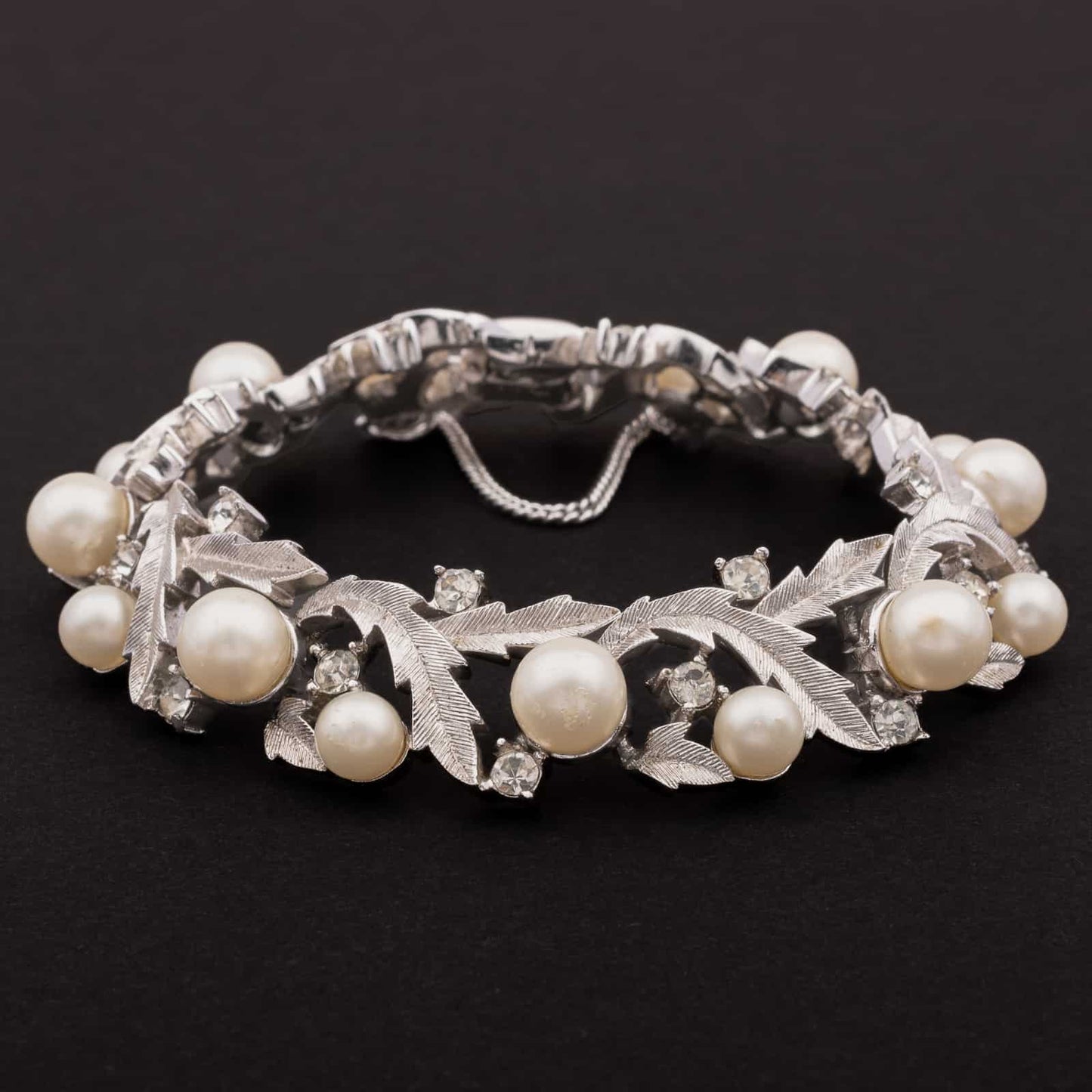 Trifari-silberfarbenes-Armband-mit-Perlen-und-Strass