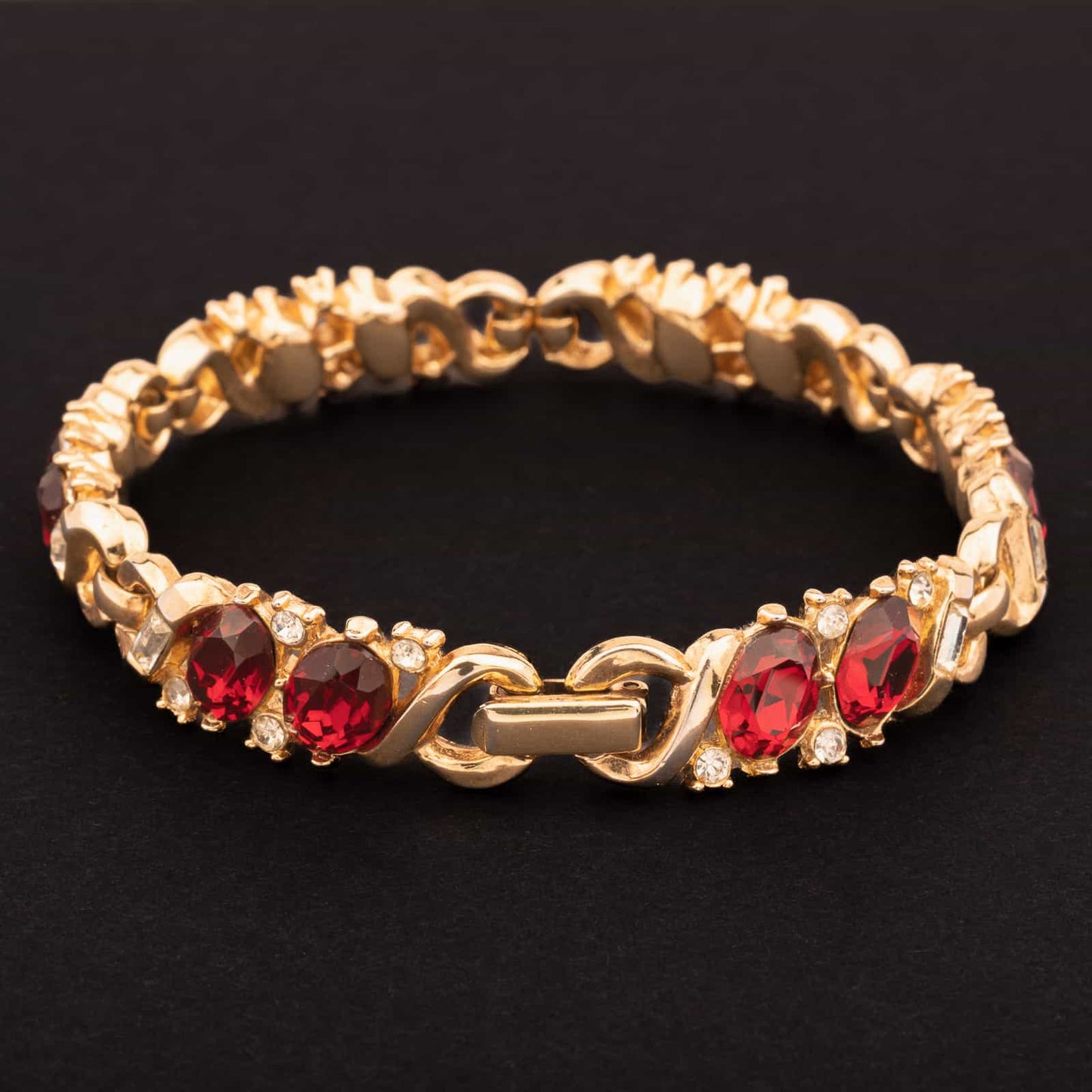 Trifari-vergoldetes-Armband-mit-roten-Strasssteinen