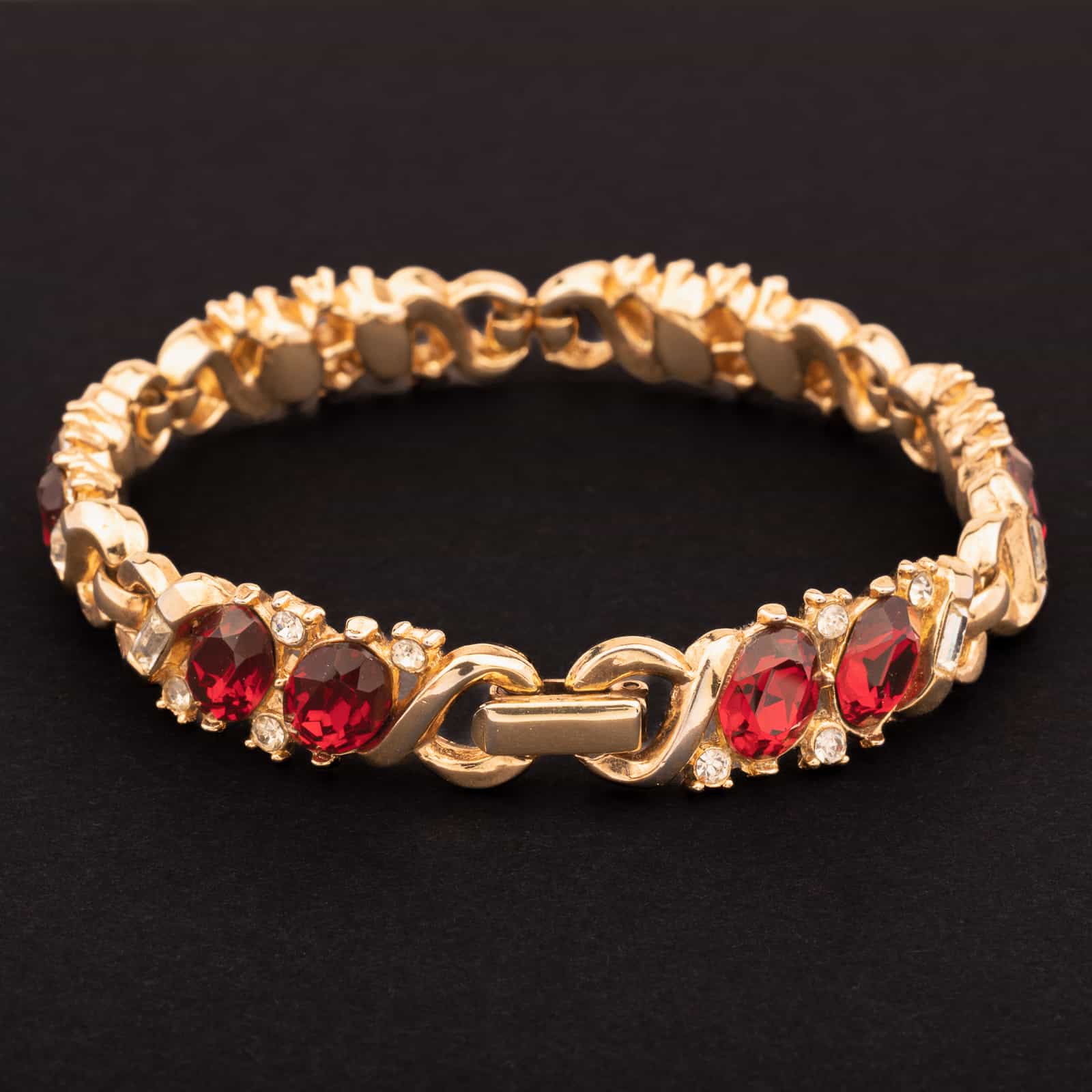 Trifari-vergoldetes-Armband-mit-roten-Strasssteinen