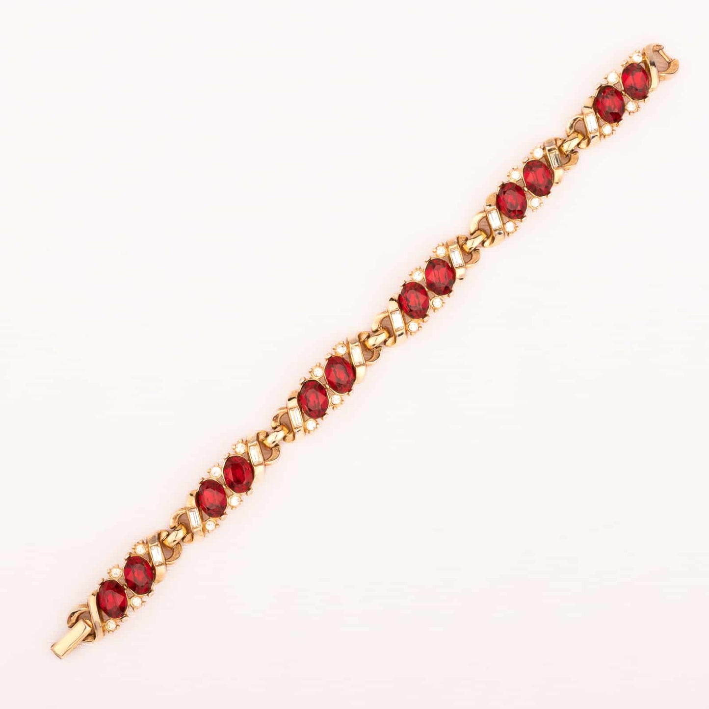 Trifari-vergoldetes-Armband-mit-roten-Strasssteinen