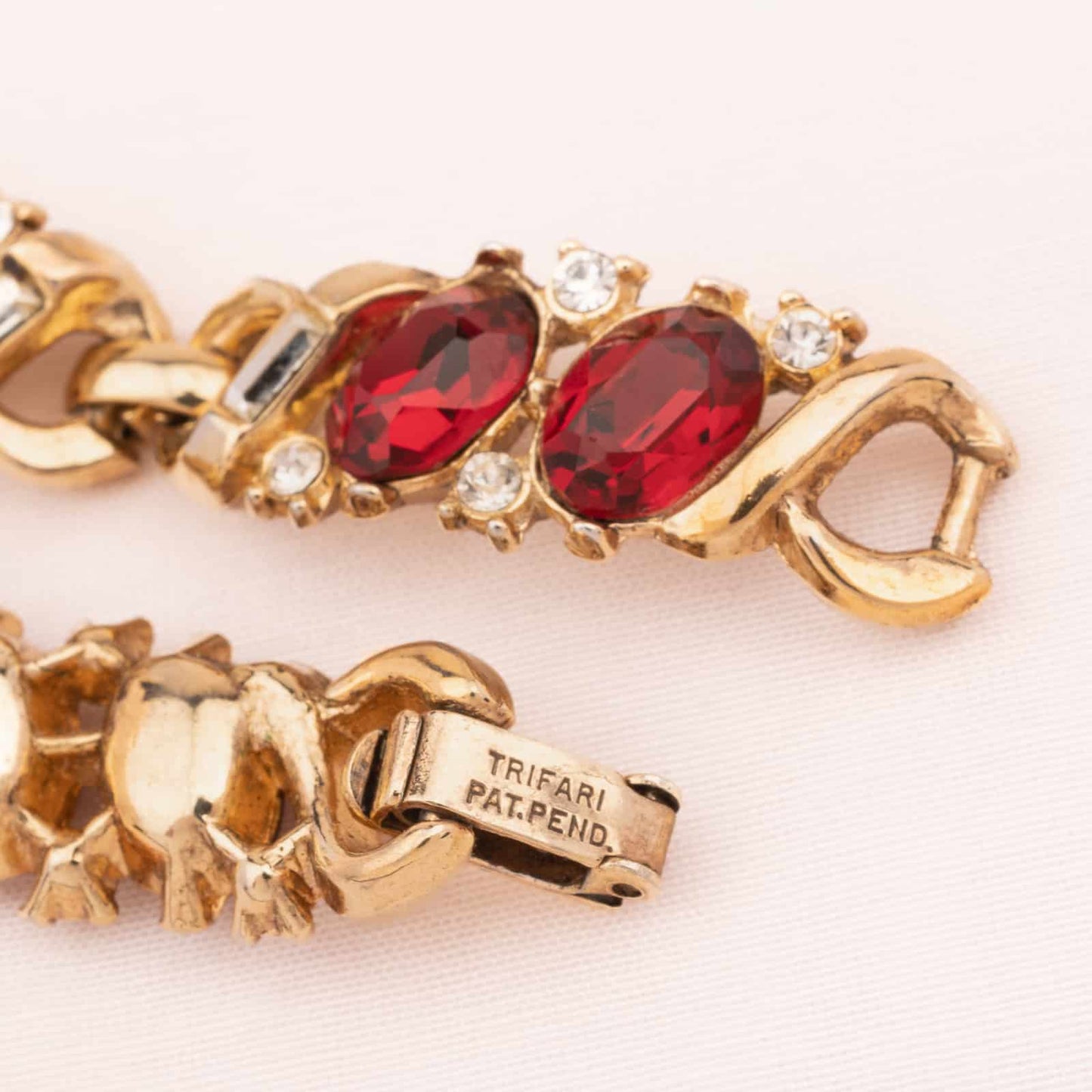 Trifari-vergoldetes-Armband-mit-roten-Strasssteinen-Signatur