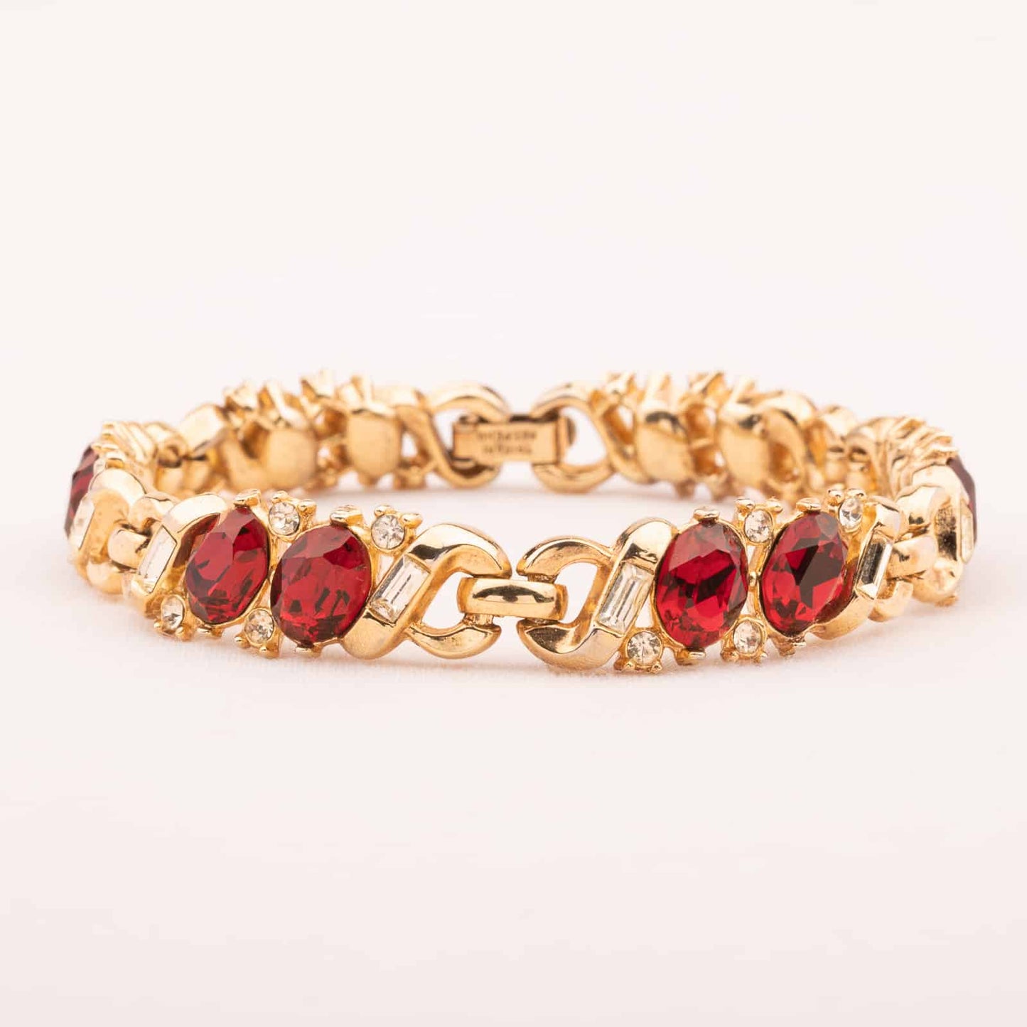 Trifari-vergoldetes-Armband-mit-roten-Strasssteinen