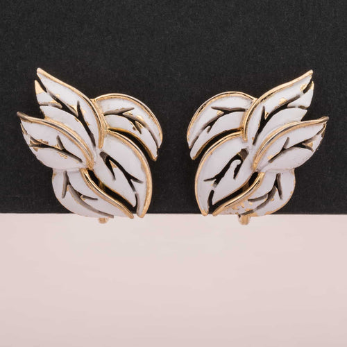 TRIFARI Ohrclips weißes Blattdesign der 60s