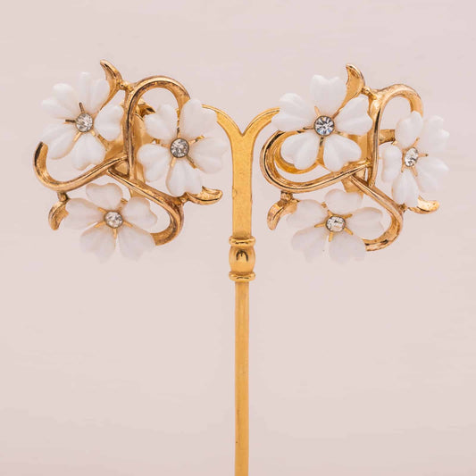 Trifari-weiße-Blumen-Ohrclips-50s-60s