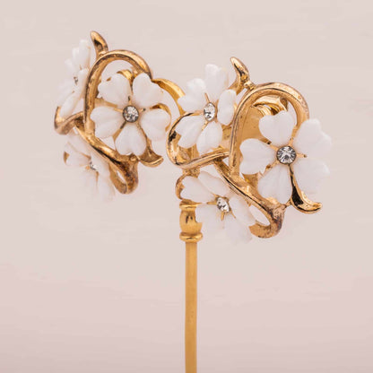 Trifari-weiße-Blumen-Ohrclips-50s-60s