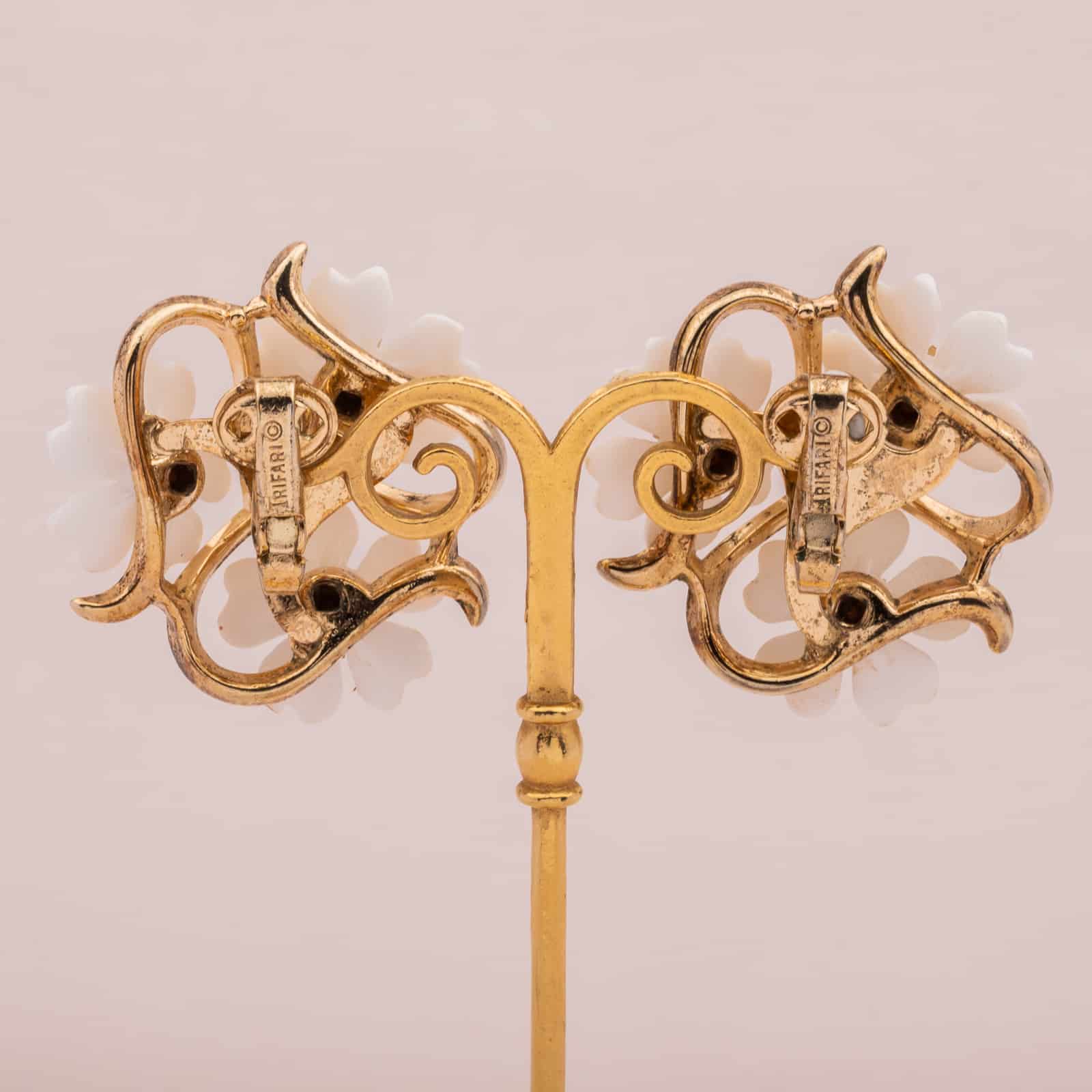 Trifari-weiße-Blumen-Ohrclips-Rückseiten-50s-60s