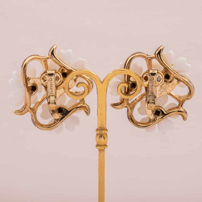 Trifari-weiße-Blumen-Ohrclips-Rückseiten-50s-60s