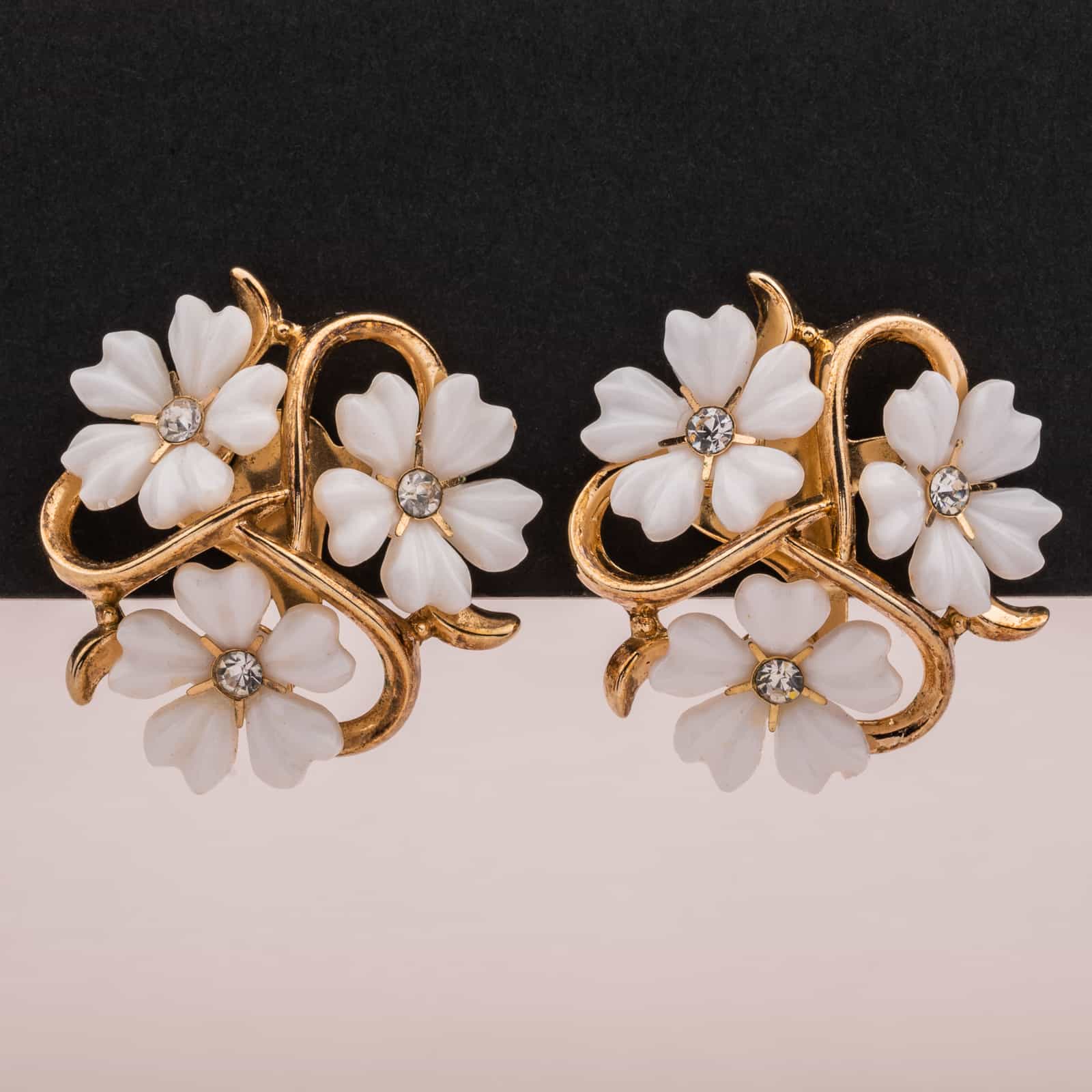 Trifari-weiße-Blumen-Ohrclips-50s-60s