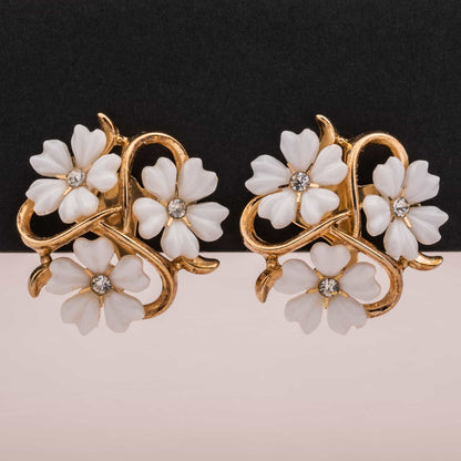 Trifari-weiße-Blumen-Ohrclips-50s-60s
