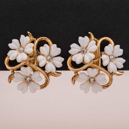 Trifari-weiße-Blumen-Ohrclips-50s-60s