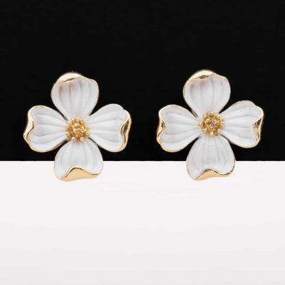 Trifari-weiße-Blumen-Ohrclips