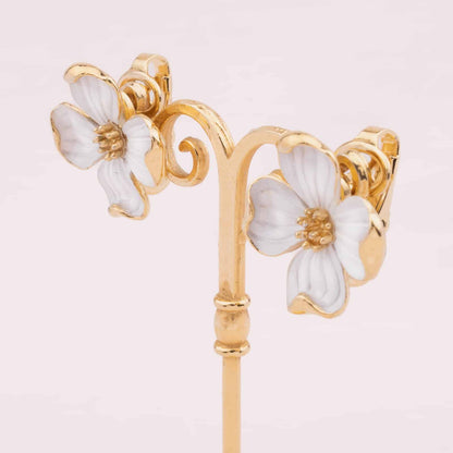 Trifari-weiße-Blumen-Ohrclips