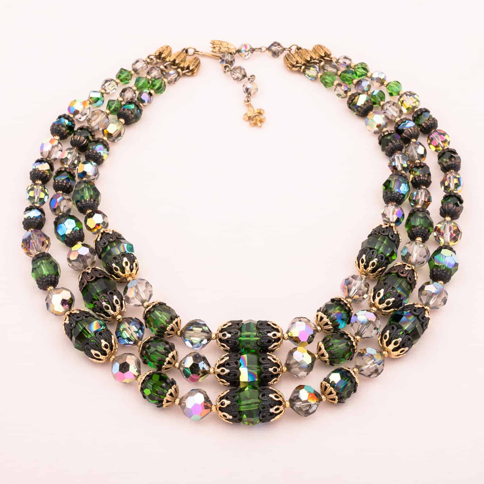 Vendome dreireihige Halskette mit grünen Kristall Perlen