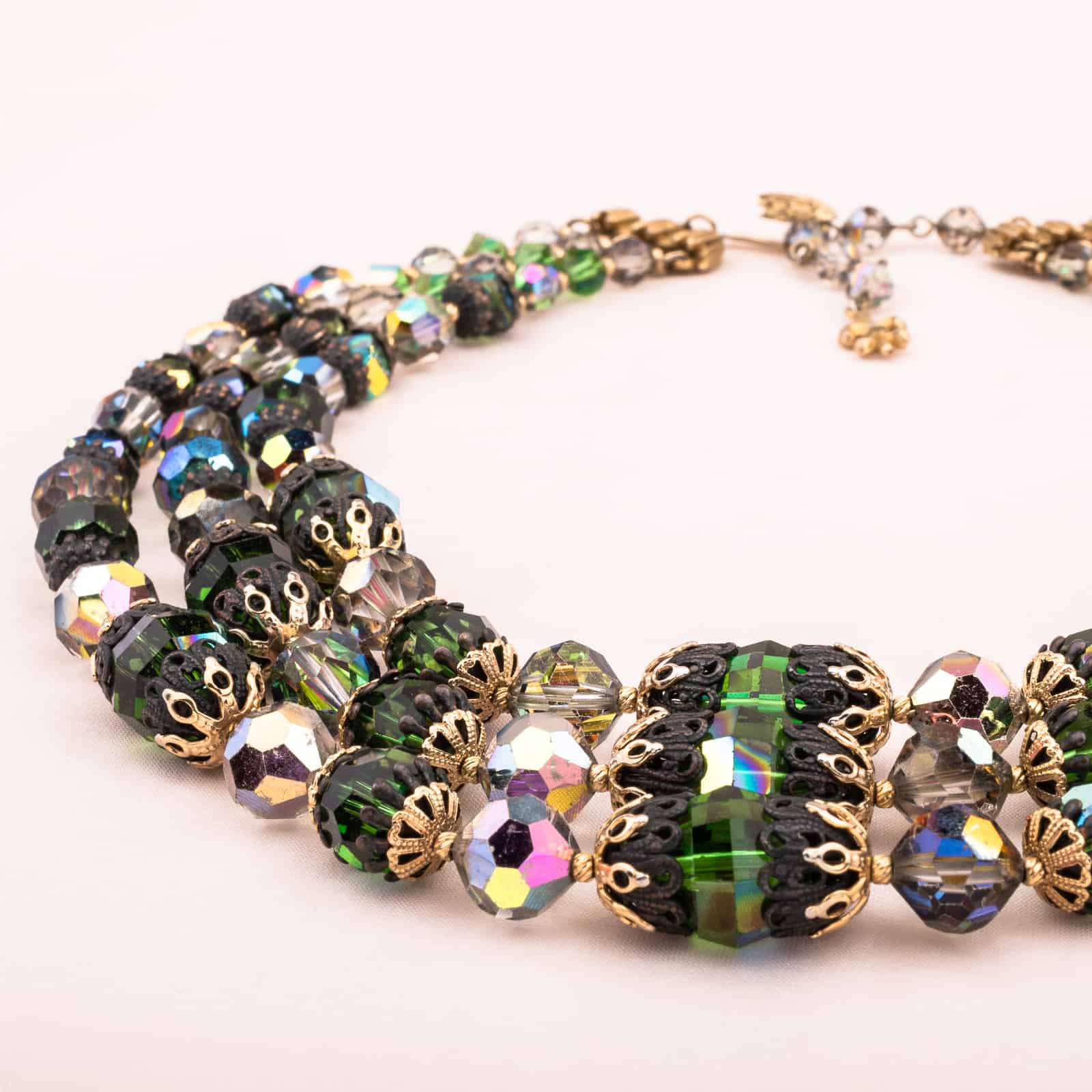 Vendome dreireihige Halskette mit grünen Kristall Perlen