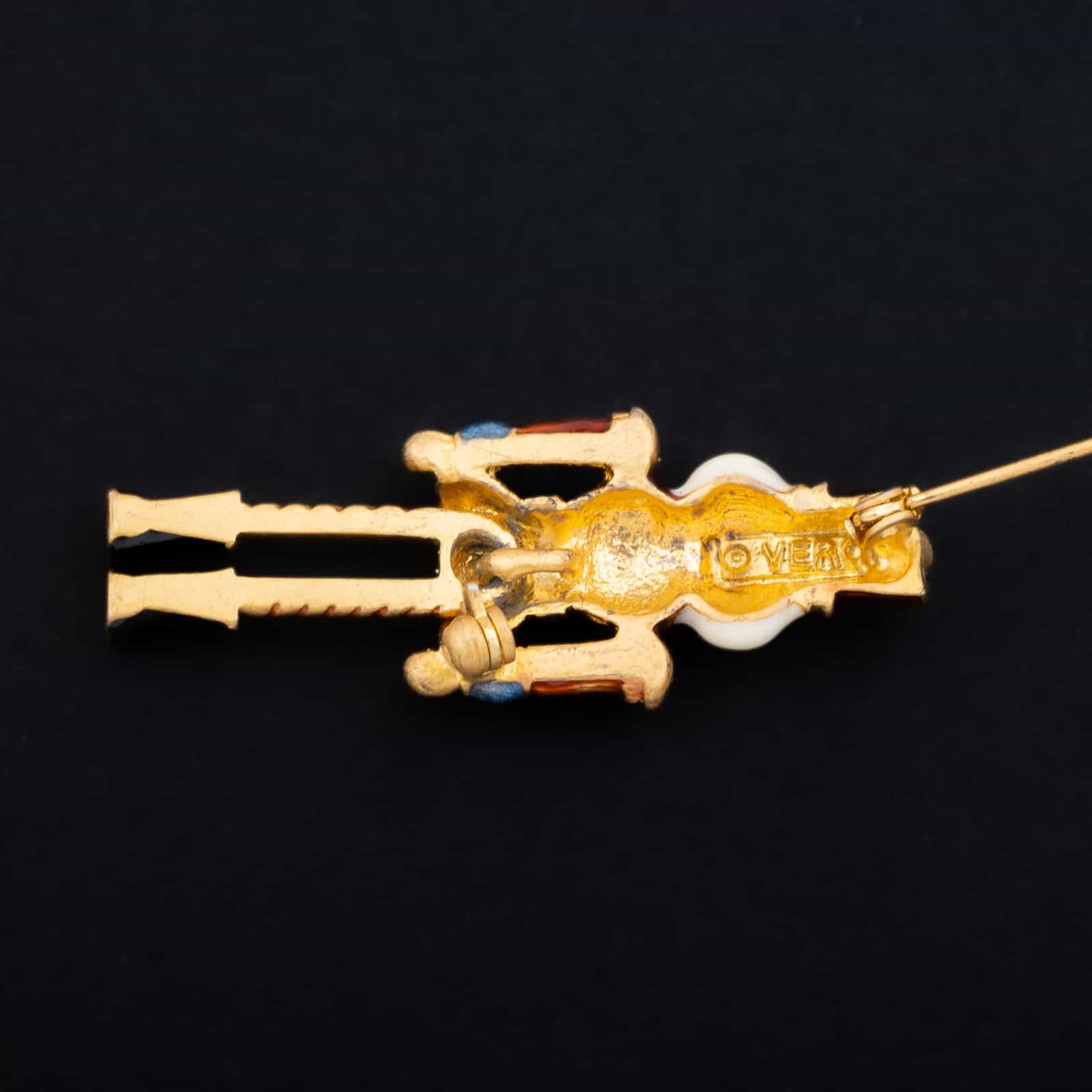 Nussknacker-Brosche-Vintage-Rückseite-mit-Signatur