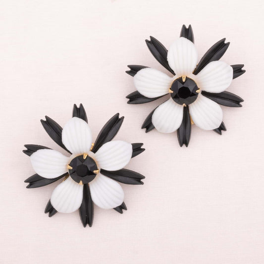 Vintage-Blumen-Ohrclips-Schwarzweiß