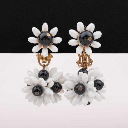 Hängende-Weiße-Blumen-Ohrclips-mit-schwarzen-Glasperlen-in-der-Blumenmitte