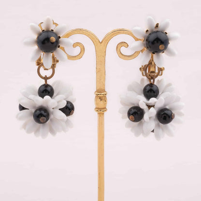 Hängende-Weiße-Blumen-Ohrclips-mit-schwarzen-Glasperlen-in-der-Blumenmitte