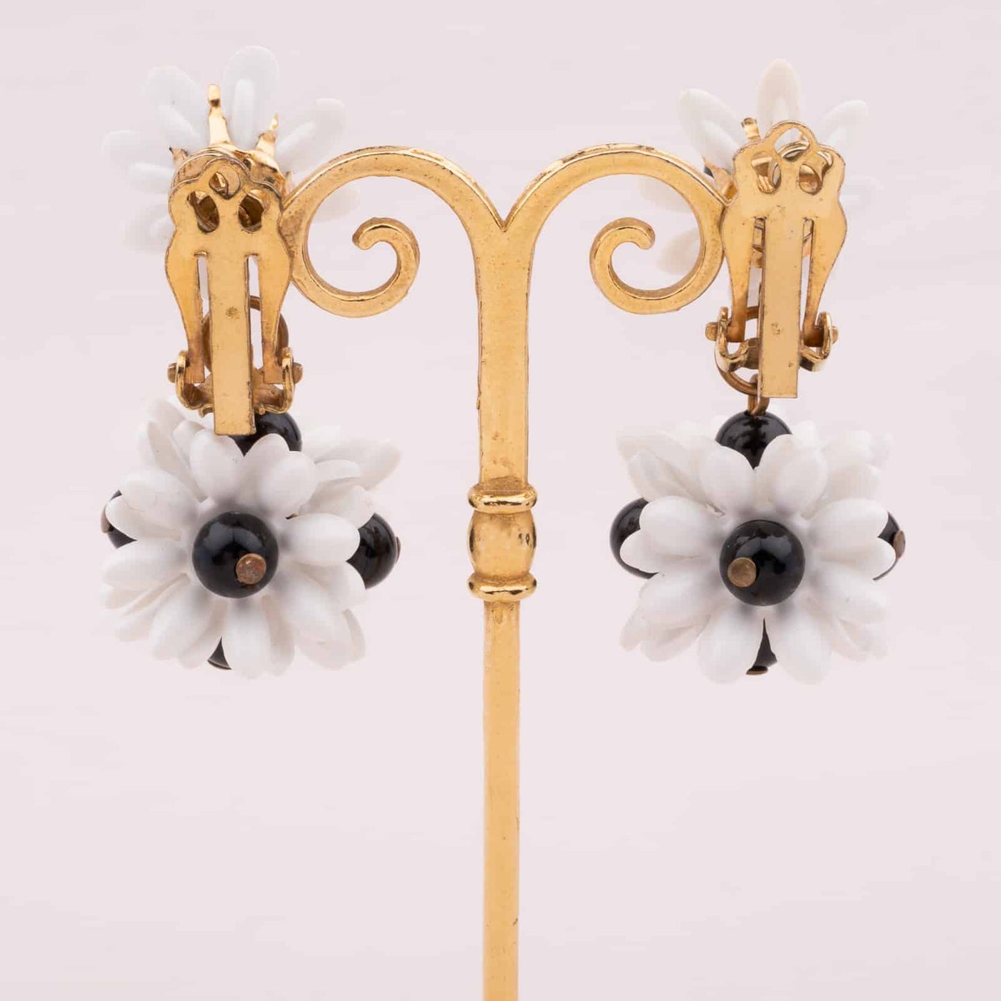 Hängende-Weiße-Blumen-Ohrclips-mit-schwarzen-Glasperlen-Rückseiten