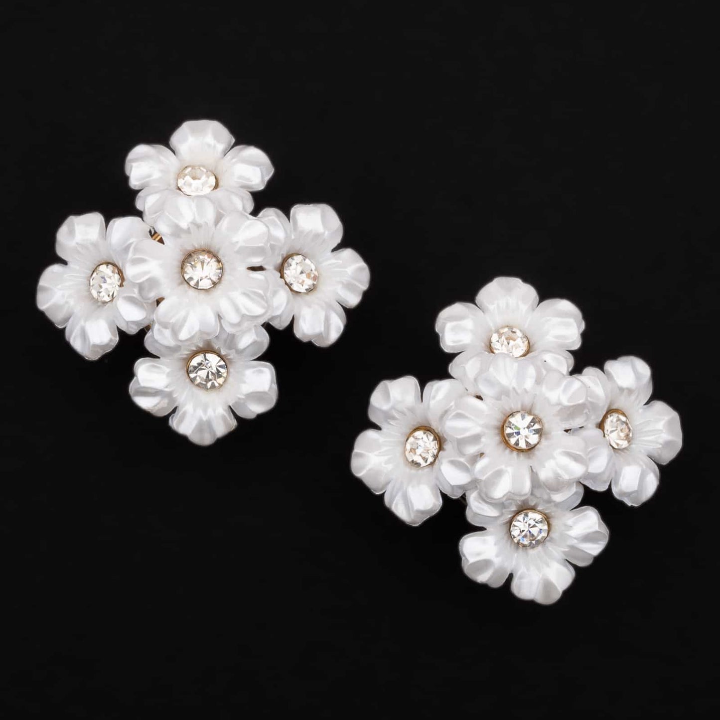 Weiße-Blumen-Vintage-Ohrringe-mit-Magnetverschluss