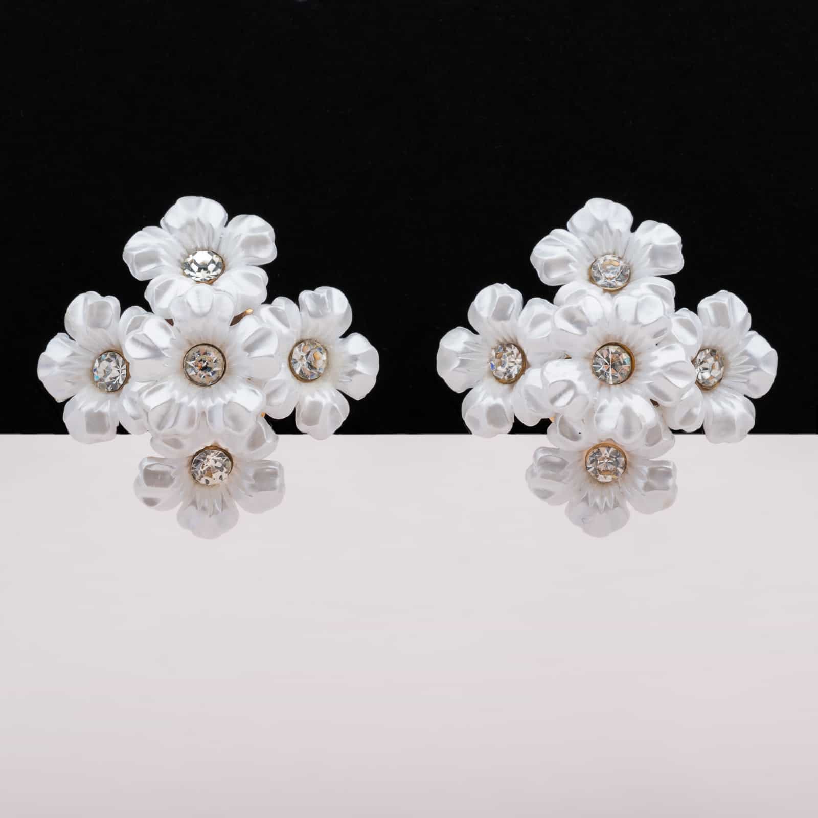 Weiße-Blumen-Vintage-Ohrringe-mit-Magnetverschluss