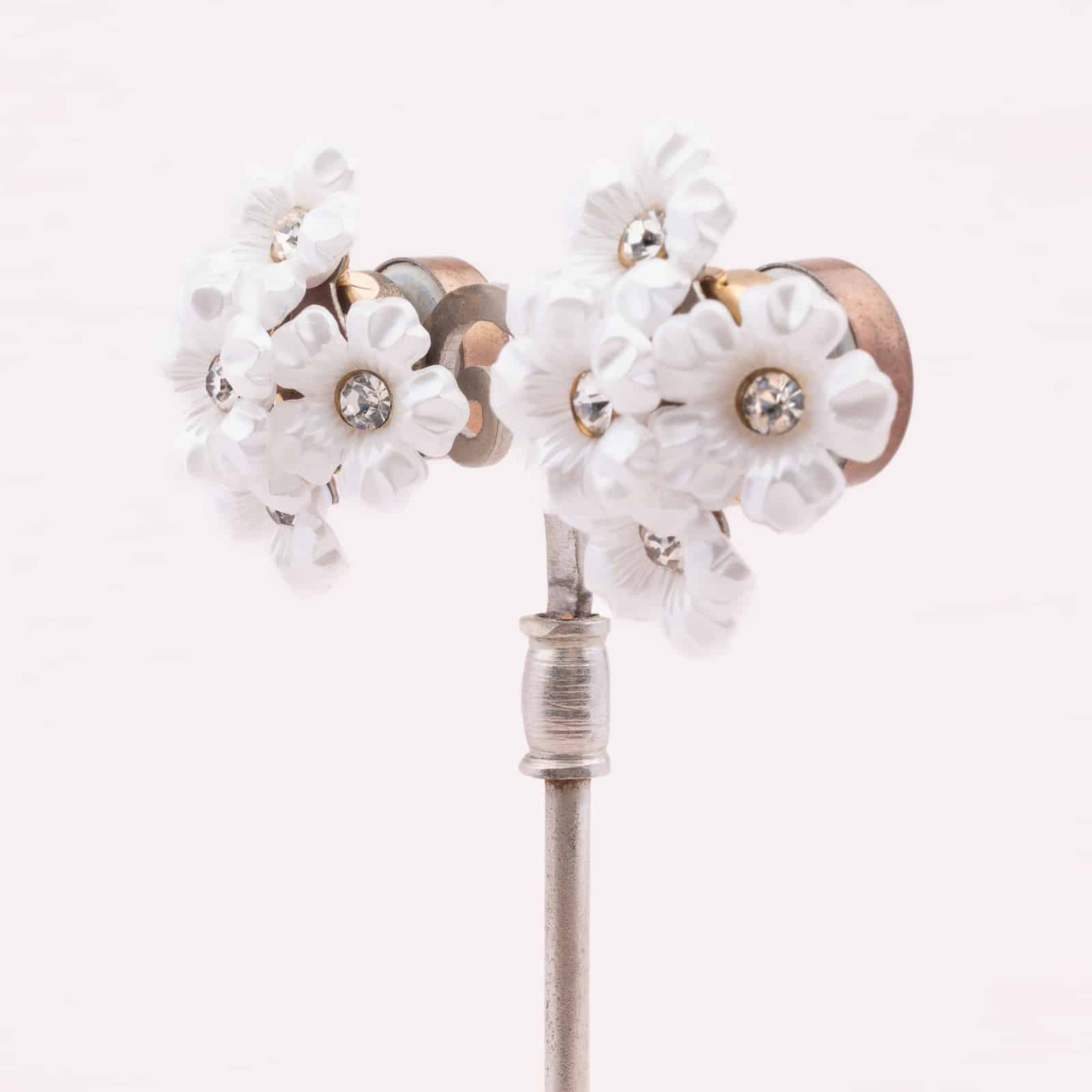 Weiße-Blumen-Vintage-Ohrringe-mit-Magnetverschluss-Seitenansicht