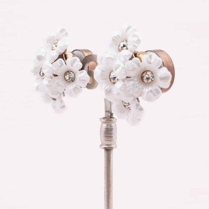 Weiße-Blumen-Vintage-Ohrringe-mit-Magnetverschluss-Seitenansicht