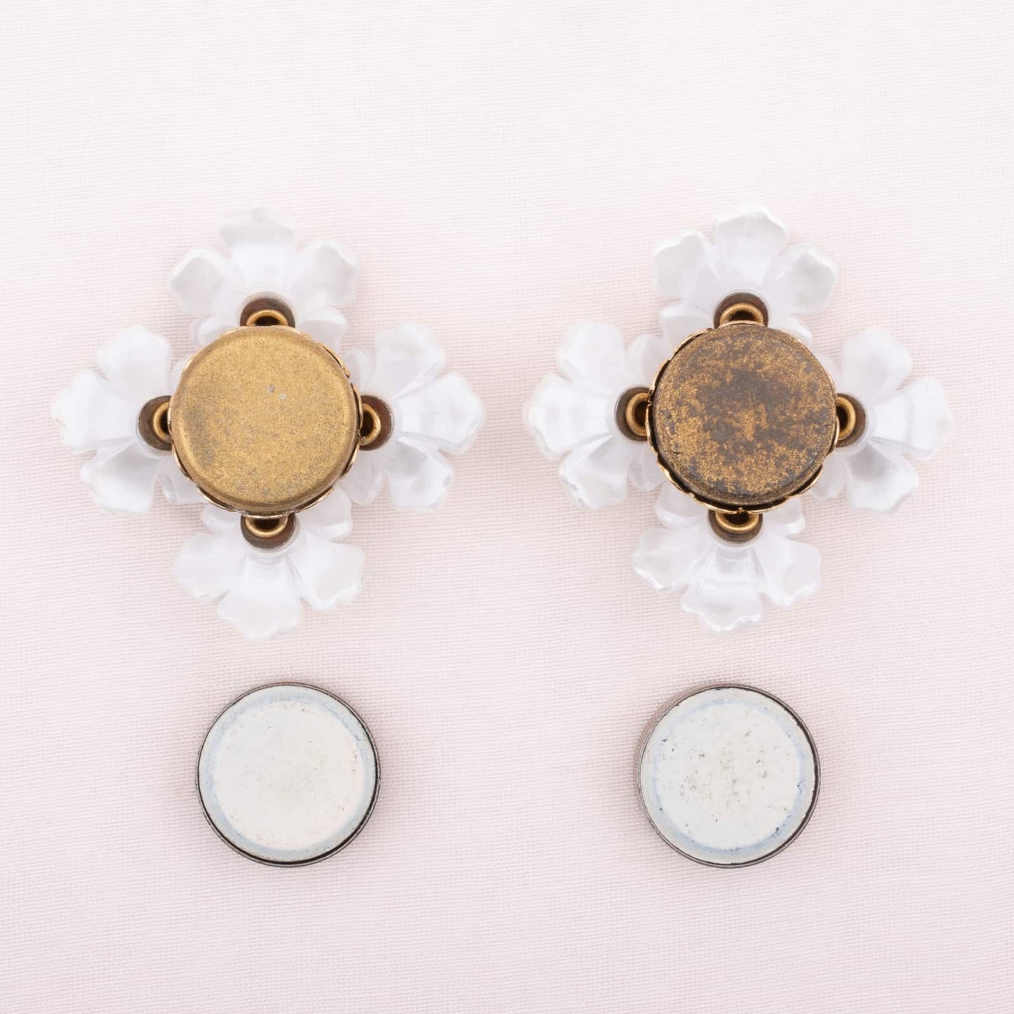 Weiße-Blumen-Vintage-Ohrringe-mit-Magnetverschluss-Rückseiten