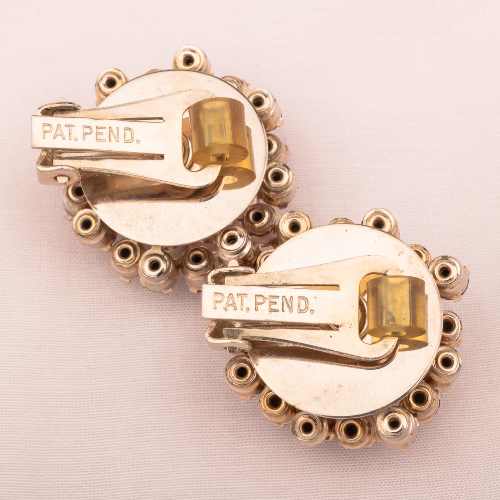 Ohrclips-Rückseiten-goldfarben-Patent-Marke
