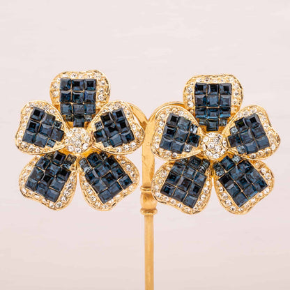 Große-Blumen-Vintage-Ohrringe-mit-eckigen-blauen-Strasssteinen