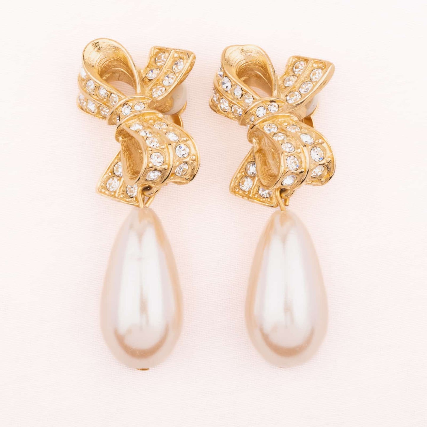 Vintage-Schleifen-Ohrringe-mit-Perlentropfen-Hänger