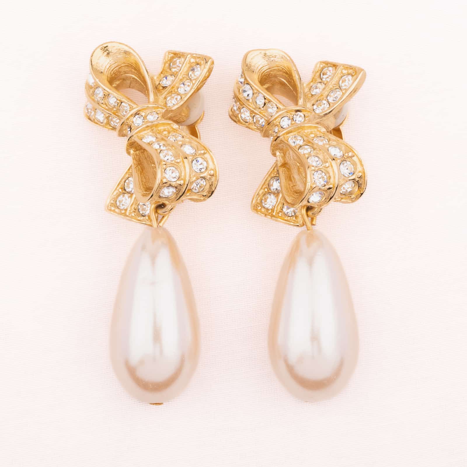 Vintage-Schleifen-Ohrringe-mit-Perlentropfen-Hänger