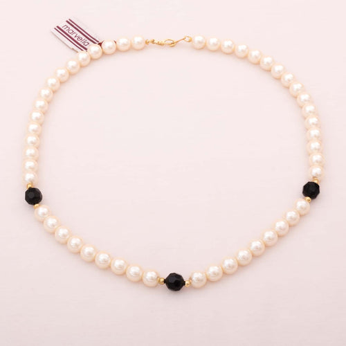 MARVELLA Perlenkette mit drei schwarzen Zierperlen