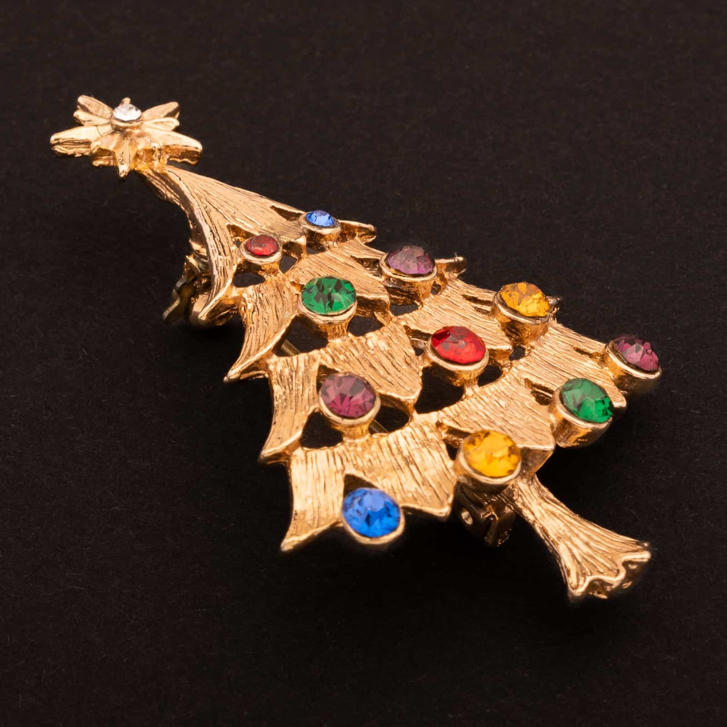 Vintage-Weihnachtsbaum-Brosche-mit-buntam-Strass