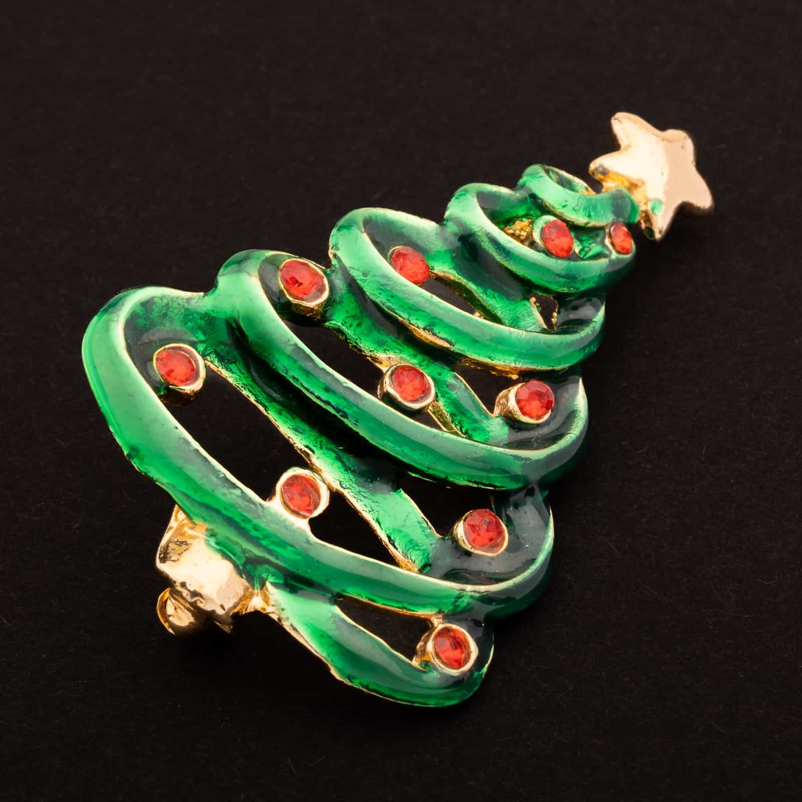 Grün-emaillierte-Weihnachtsbaum-Brosche-mit-rotem-Strass