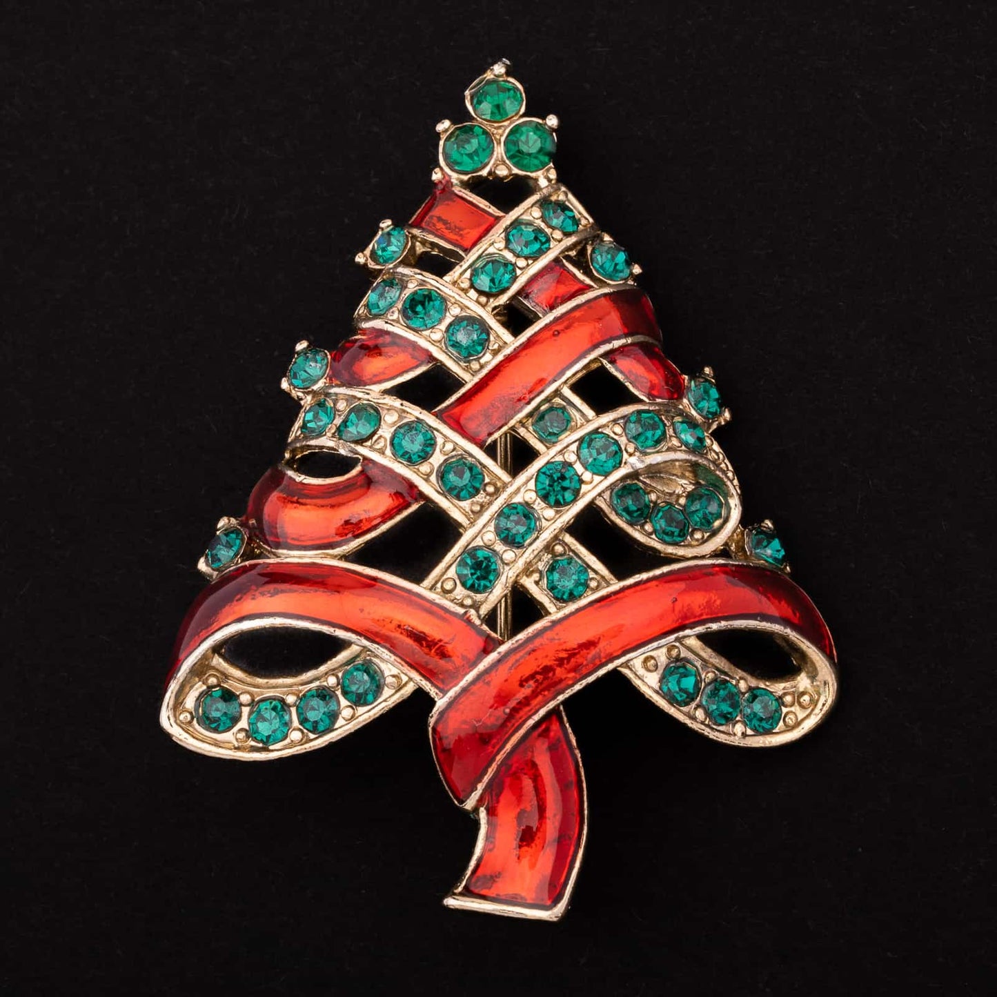 Weihnachtsbaum-Brosche-rote-Emaille-und-grüne-Strasssteine