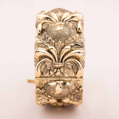 Whiting-Davis-Armband-barockes-Muster-goldfarben