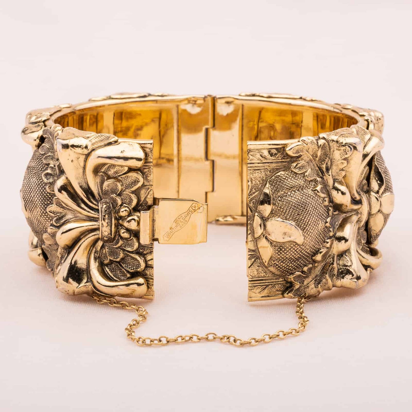 Whiting-Davis-Armband-barockes-Muster-goldfarben-Signatur